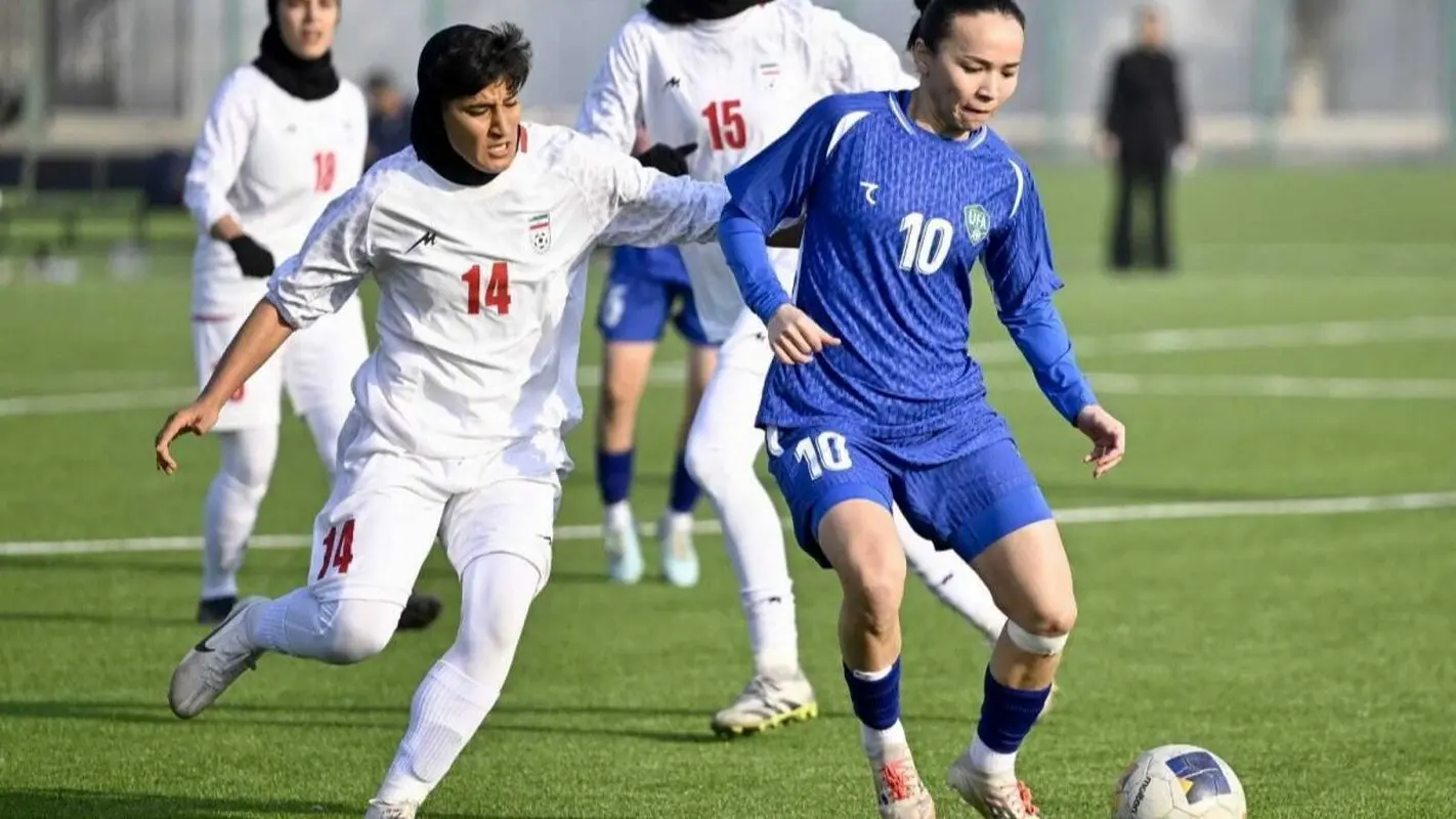 مرد سال سابق فوتبال آسیا تماشاگر تیم ملی زنان ایران شد (عکس)