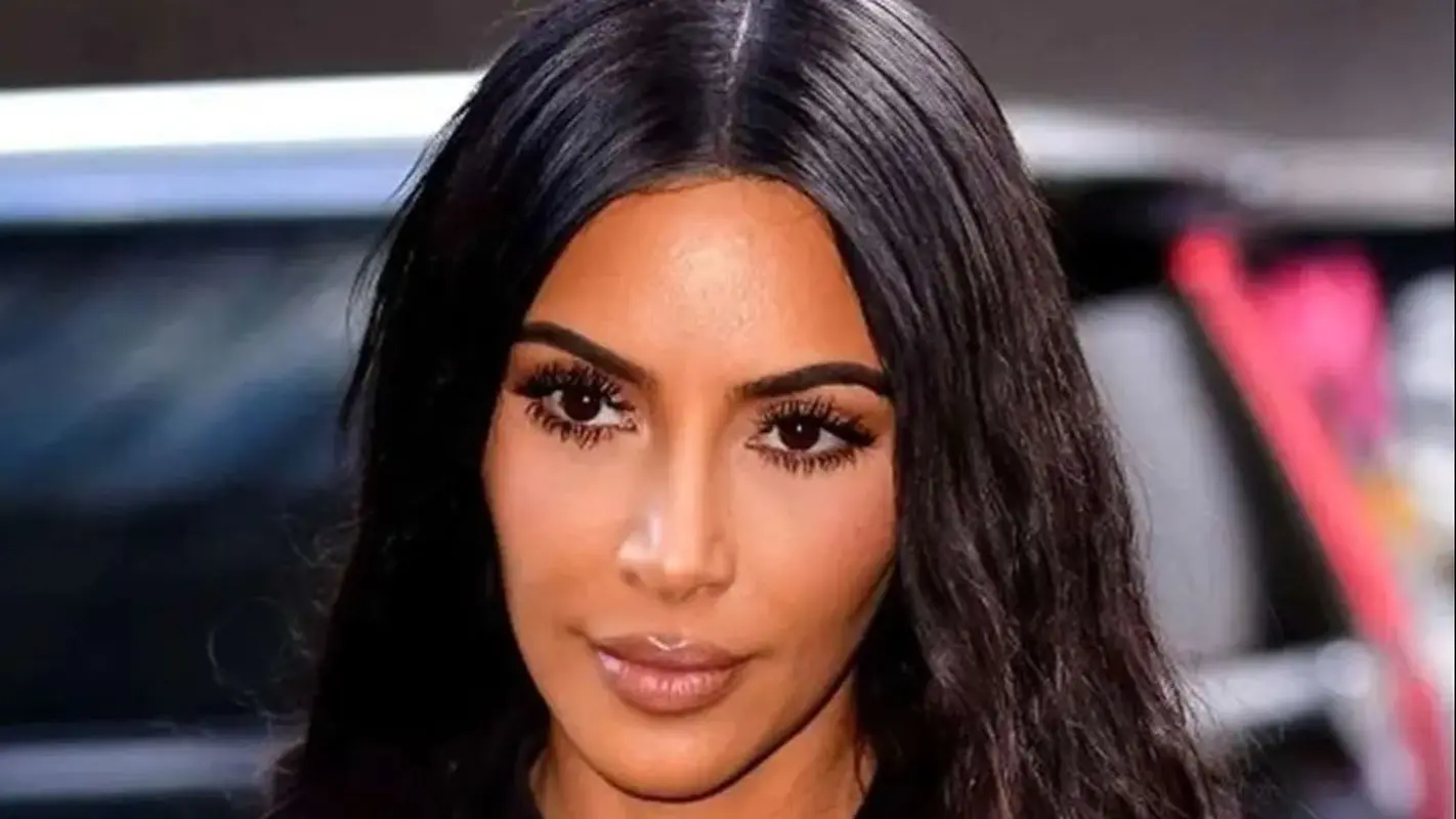 کیم کارداشیان اگر عمل زیبایی نمی کرد چه شکلی بود؟ / هوش مصنوعی به شما نشان میدهد! (عکس)