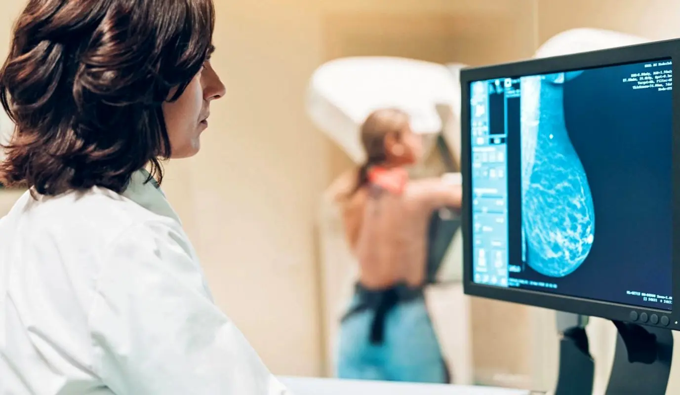 خانم‌ها از ۴۰ سالگی ماموگرافی سالانه انجام دهند/ سرطان سینه در صورت تشخیص قابل درمان است