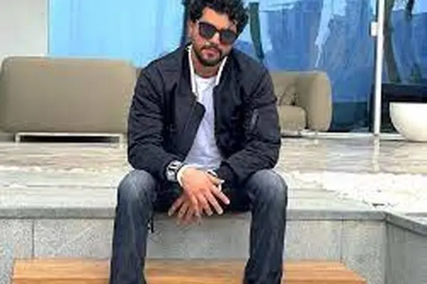 بوسه جنجالی سینا مهراد بر دستان زنی جوان‌تر از ستاره‌های سینما + عکس