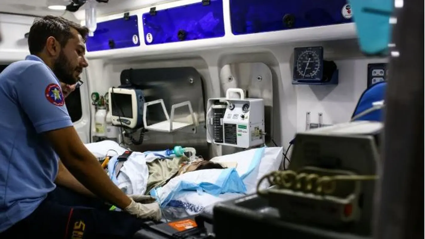 مرگ مغزی صابر کاظمی / تصویری تلخ و اندوهبار از پدر صابر پشت در ICU