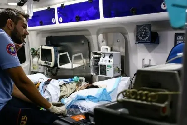 مرگ مغزی صابر کاظمی / تصویری تلخ و اندوهبار از پدر صابر پشت در ICU