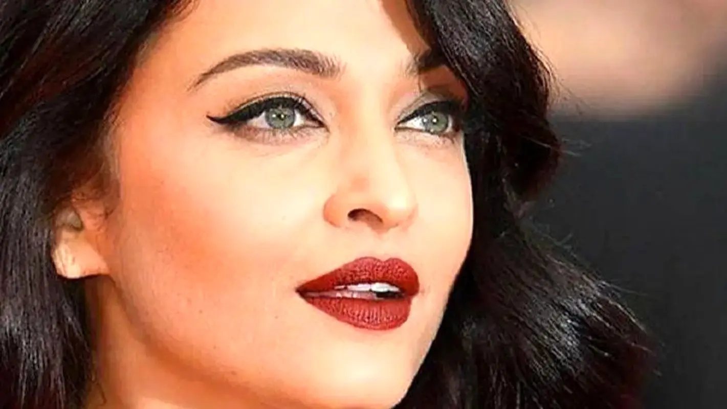 آیشواریا رای و لباس هندی خیره‌کننده‌اش در پالادیوم لندن بعد از ۲۱ سال