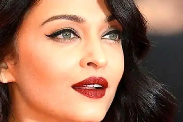 آیشواریا رای و لباس هندی خیره‌کننده‌اش در پالادیوم لندن بعد از ۲۱ سال