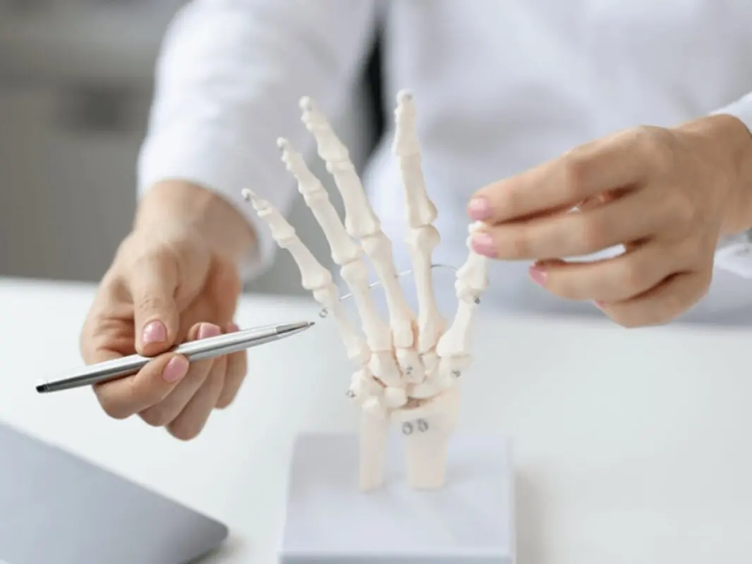 شکستگی انگشت چه علائم و درمانی دارد؟