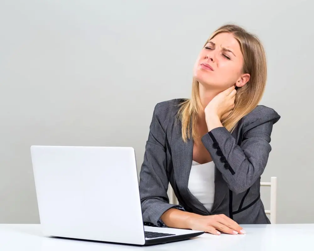 تحقیقات جدید می‌گوید شش ساعت نشستن باعث درد گردن می‌شود