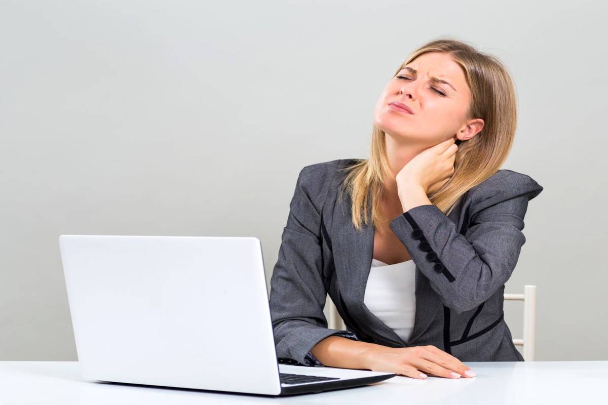 تحقیقات جدید می‌گوید شش ساعت نشستن باعث درد گردن می‌شود