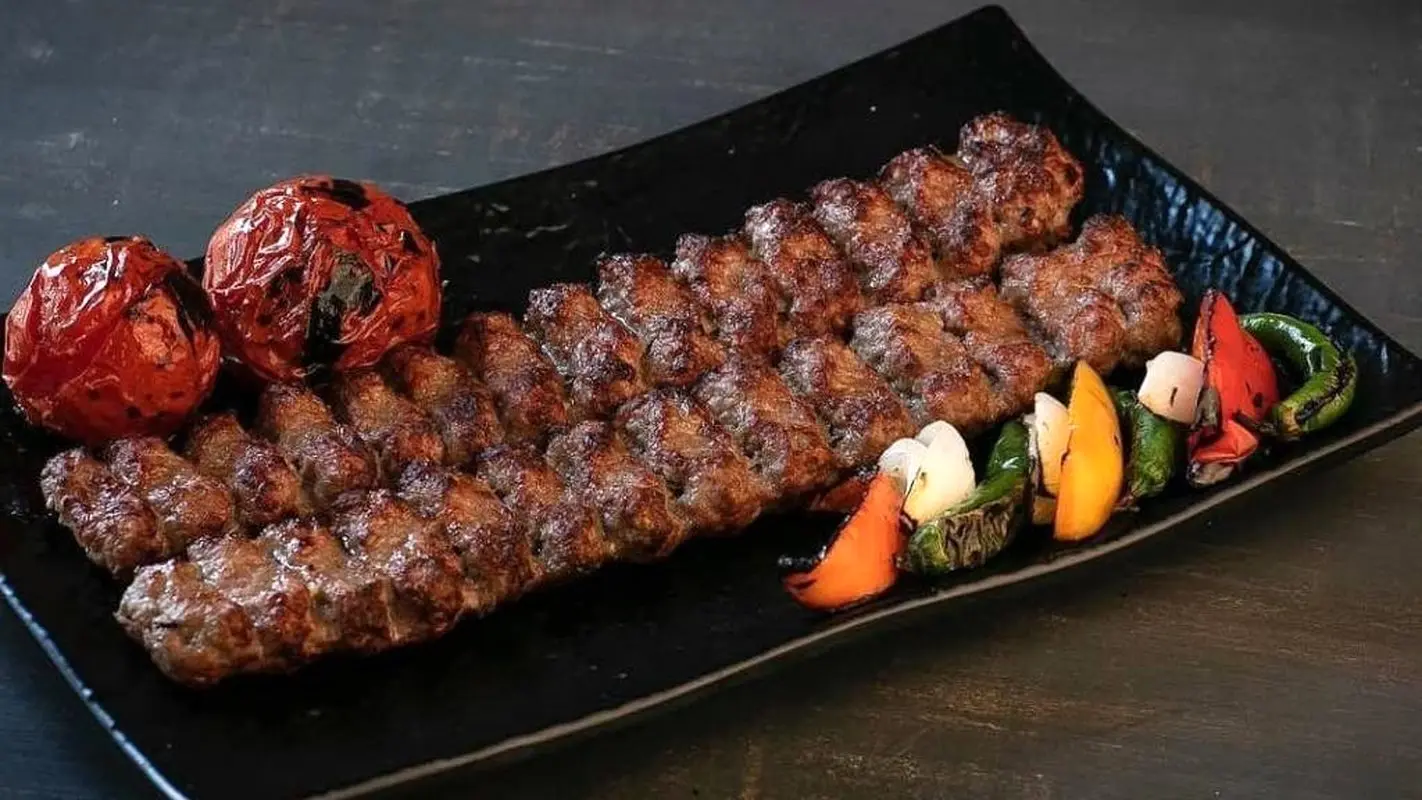 طرز تهیه کباب کوبیده چرب و آبدار بدون منقل، ویژه آپارتمان نشین ها