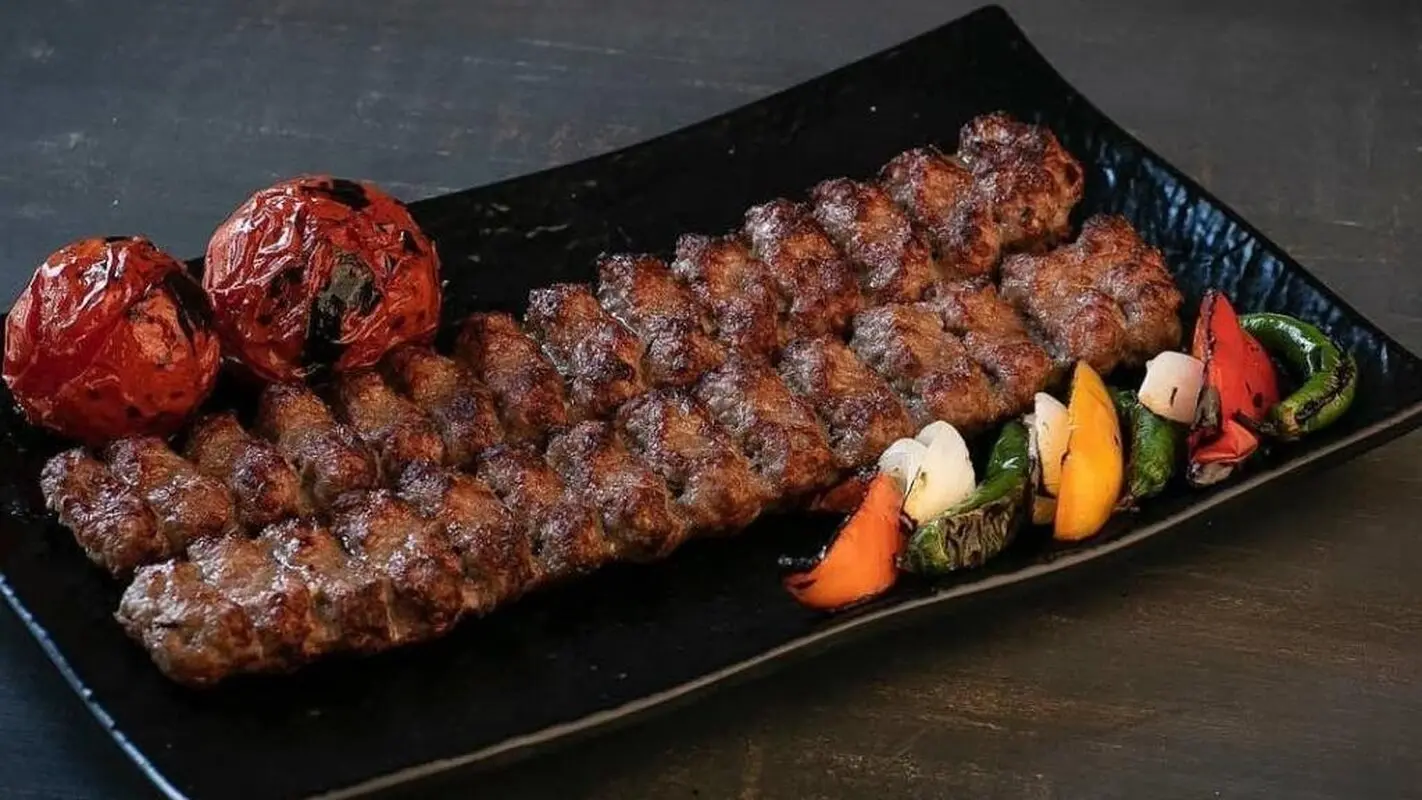 طرز تهیه کباب کوبیده چرب و آبدار بدون منقل، ویژه آپارتمان نشین ها