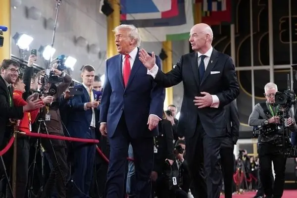 2 مرد انتقادبرانگیز در یک قاب / یکی از آن یکی جایزه صلح گرفت! (عکس)