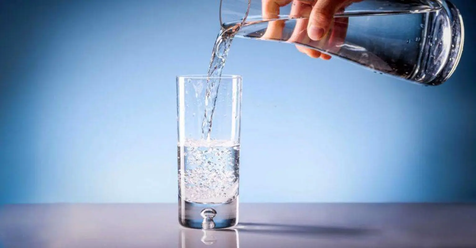آب ساده یا گازدار؟ کدام برای کاهش وزن مؤثر است؟