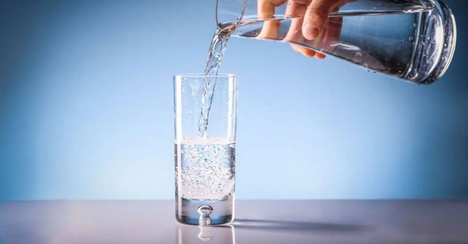 آب ساده یا گازدار؟ کدام برای کاهش وزن مؤثر است؟