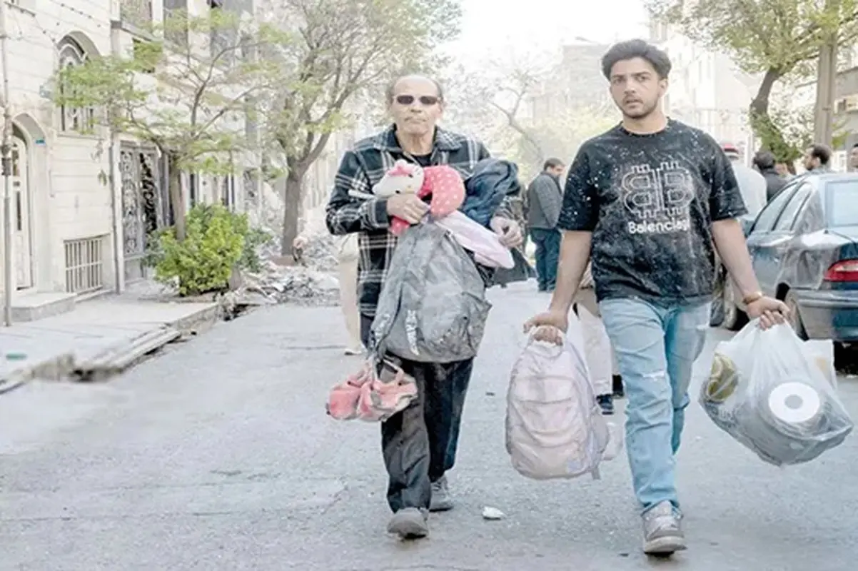 اسباب‌بازی به جا مانده یک کودک زیر آوار جنگ