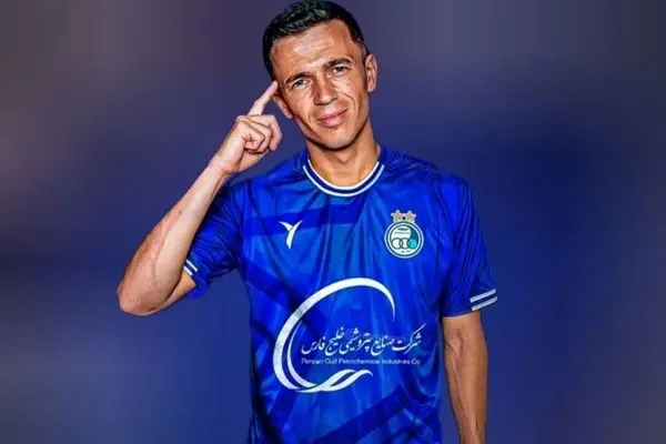 ستاره خونسرد، محبوب جدید فوتبال ایران +(عکس با همسرش)