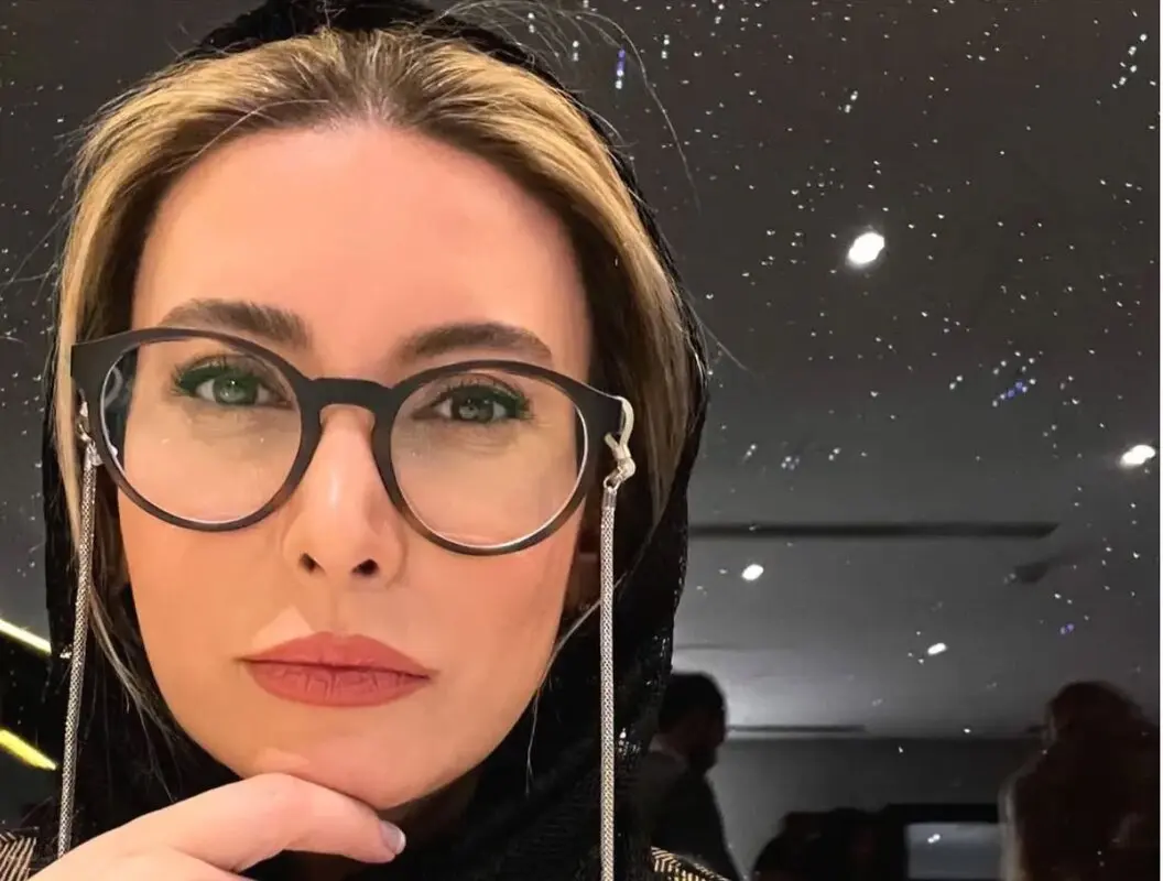 ژست عجیب و غریب بازیگر زن ایرانی در خیابان های پاریس(عکس)