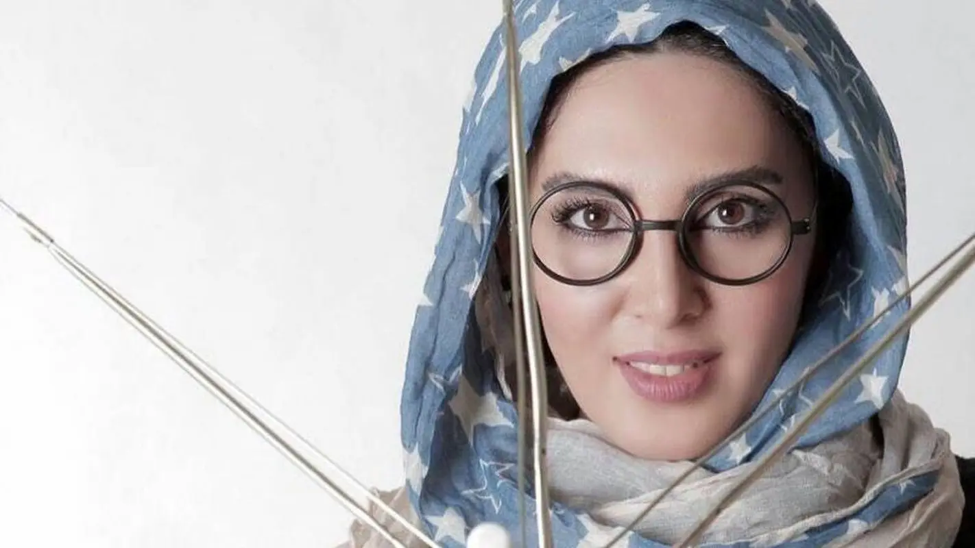 تیپ متفاوت لیلا بلوکات در رنگ سرمهای؛ ایدهای جذاب برای استایل مطالعه