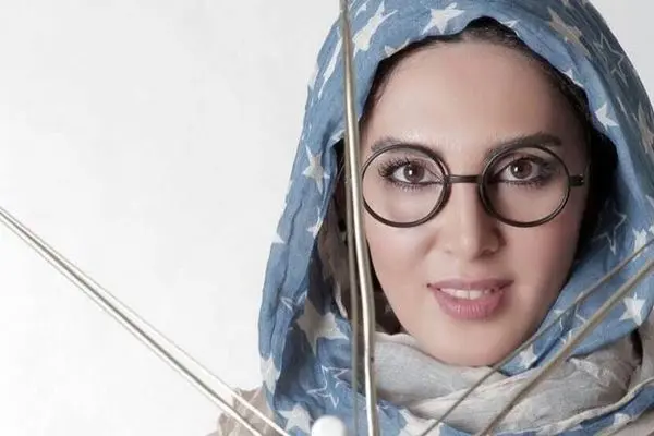 تیپ متفاوت لیلا بلوکات در رنگ سرمهای؛ ایدهای جذاب برای استایل مطالعه