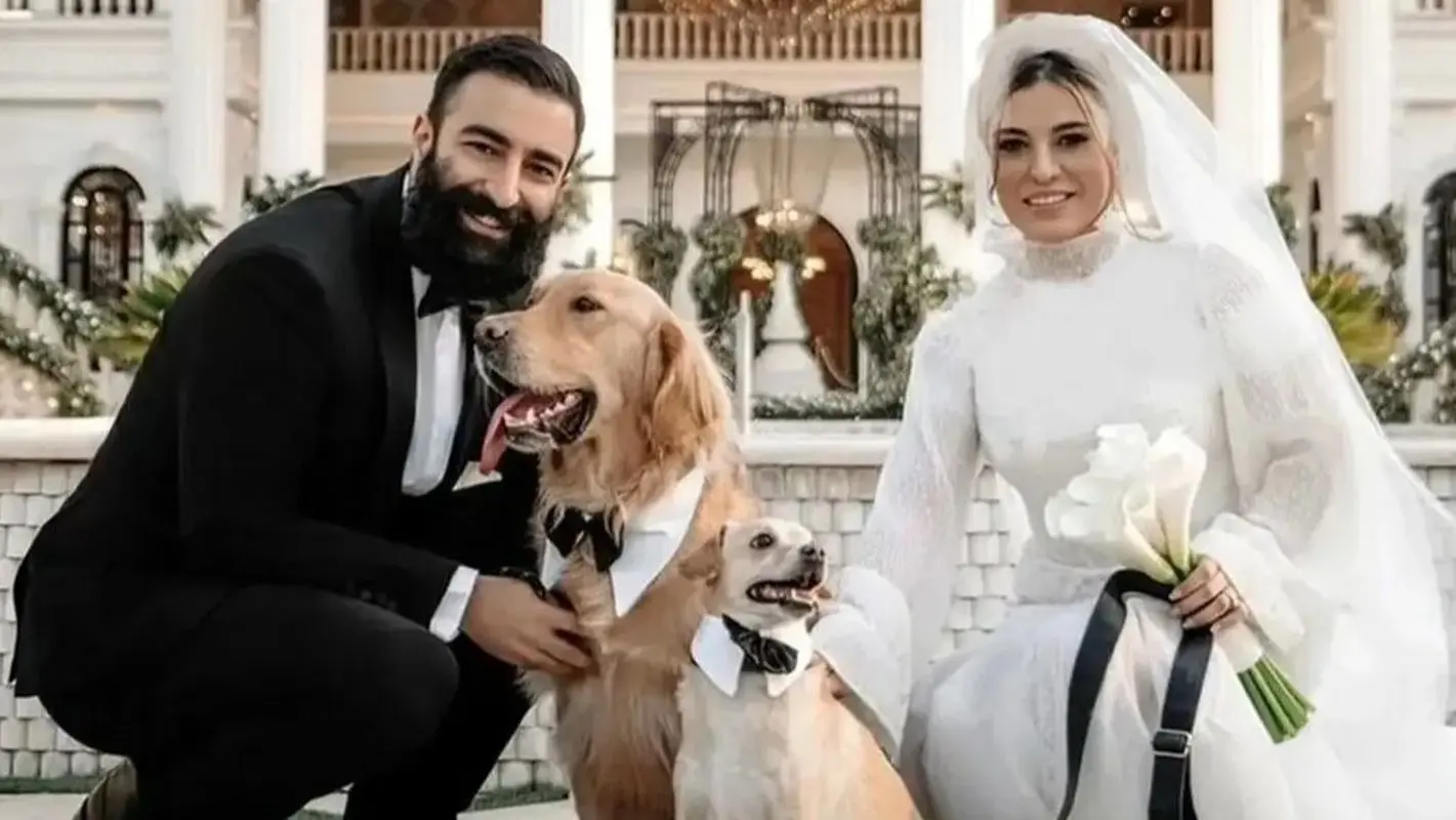 حضور جنجالی نوید محمدزاده و مهرداد صدیقیان با استایل یقه باز در عروسی دختر ناهید مسلمی