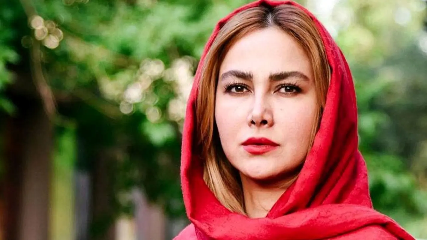 آنا نعمتی و تصویری متفاوت؛ خوردن گل همراه با موهای به‌هم‌ریخته