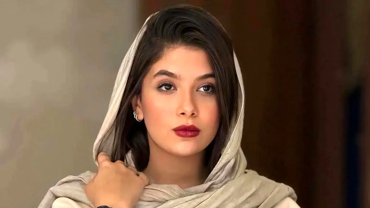 تیپ جذاب اروپایی ناز نفس بازغی در اختتامیه؛ دختر پژمان حسابی بزرگ شده!