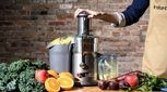 میوه کامل بهتر است یا آبمیوه؟/ با آبمیوه‌گیری چه عنصر مفیدی از دست می‌رود؟