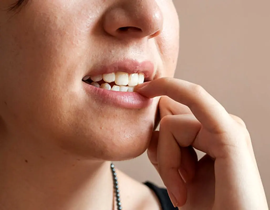 تیک عصبی چیست، چرا به وجود میآید و چگونه برطرف میشود؟