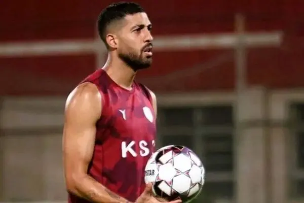 عکس جنجالی روز؛ عاشقانه های فوتبالیست ایرانی در ورزشگاه با همسرش