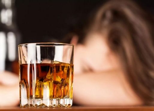 چگونه سیگار کشیدن و نوشیدن الکل بر سرطان سینه اثر می‌گذارد