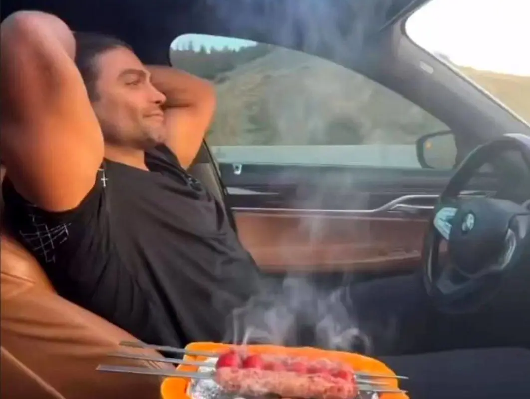 آشپزی پشت فرمان برای جذب فالوور بیشتر!!

