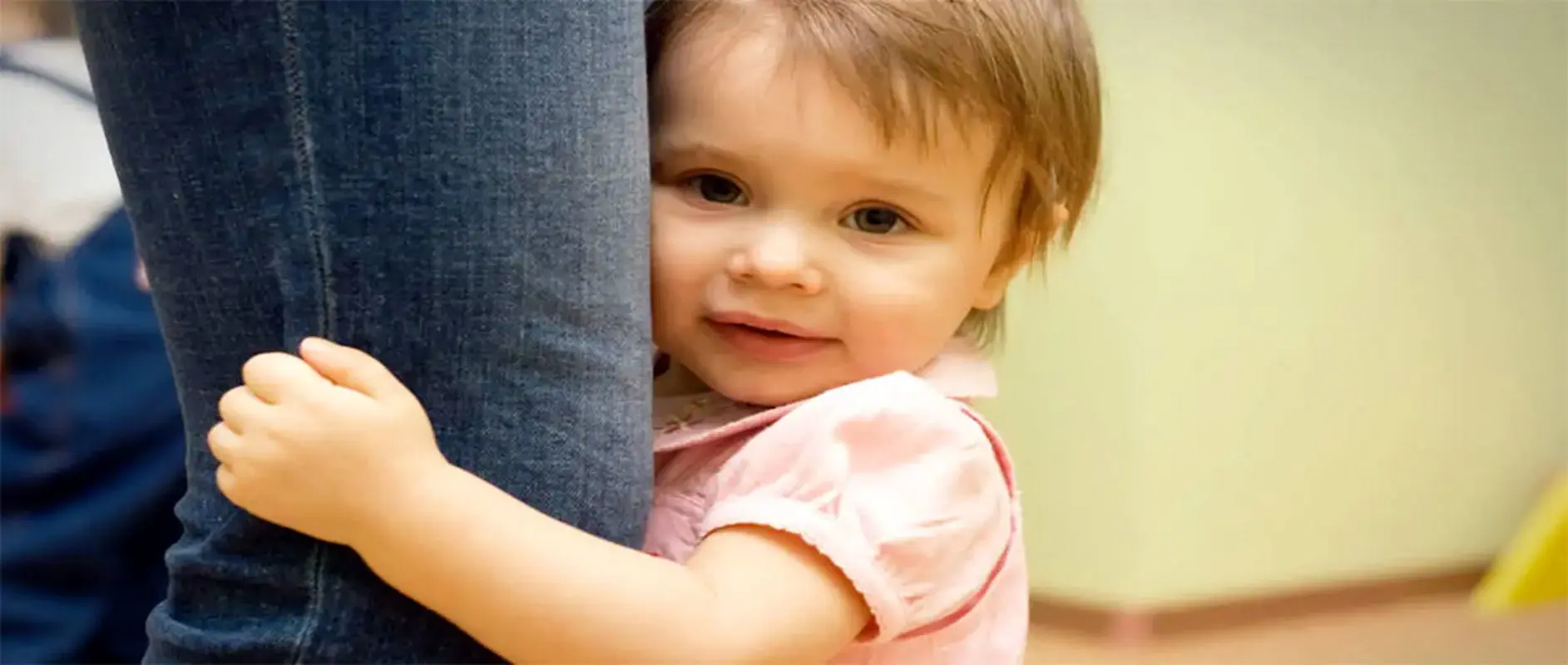 ترس از غریبه‌ ها در نوزادان و کودکان | علت و راهکارهای موثر