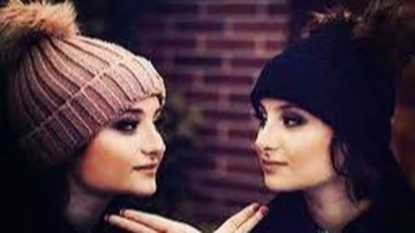 عکس هایی با آرایش خفن و موهای رنگ شده از سارا و نیکا فرقانی/ چه قرتی و بلا شدند