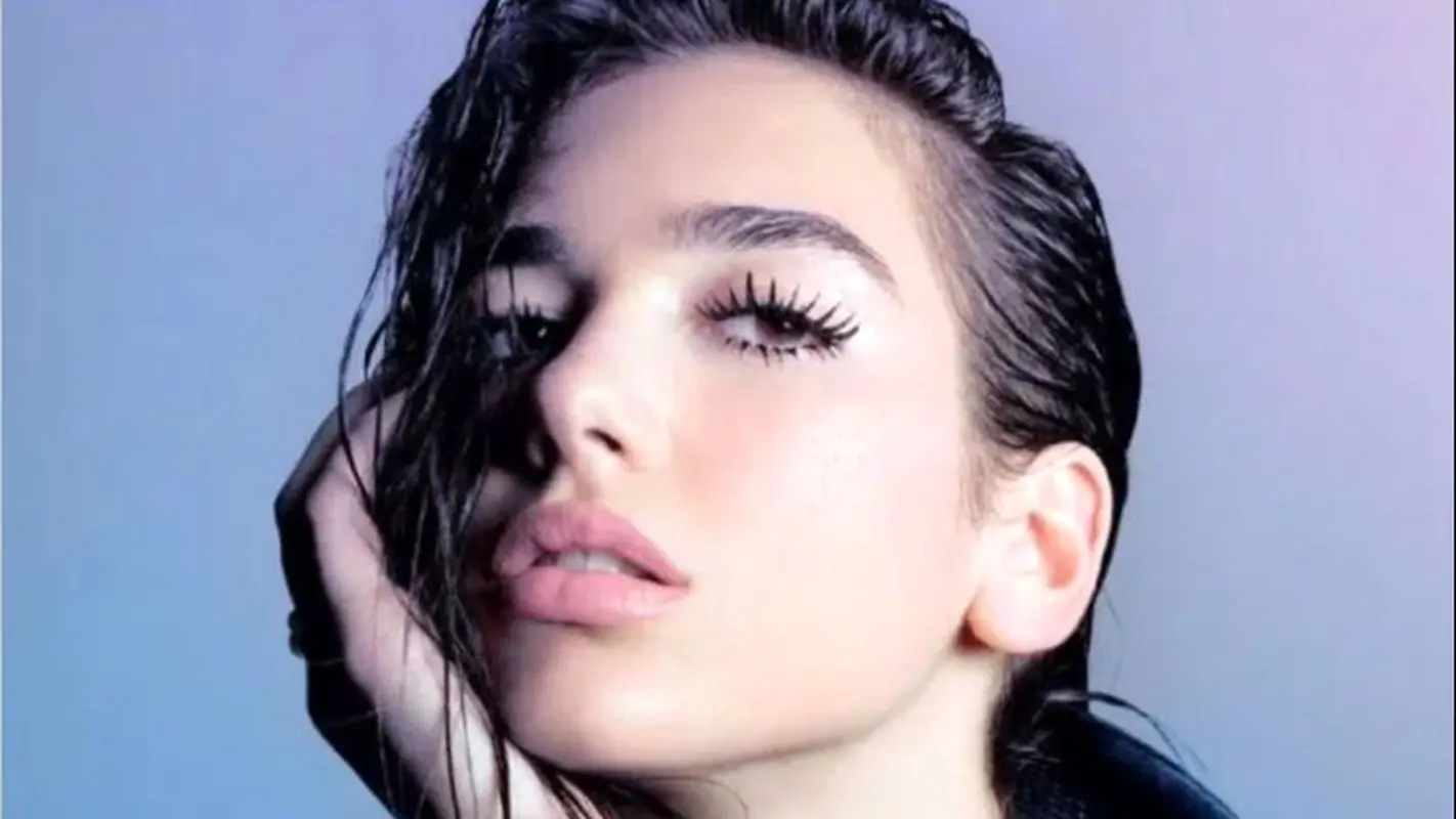 چه اتفاقات مهمی برای دوآ لیپا در سال 2025 رخ داد؟