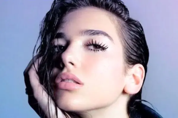 چه اتفاقات مهمی برای دوآ لیپا در سال 2025 رخ داد؟