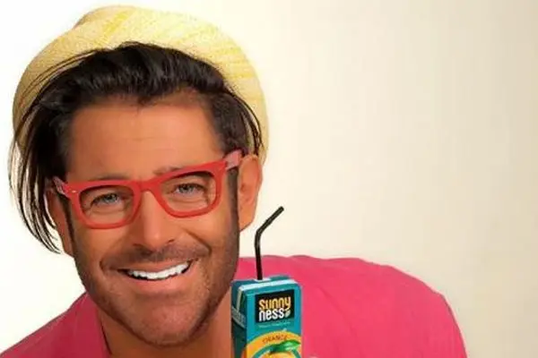 چرا محمدرضا گلزار فکر می کنه خیلی خفنه؟ / عکس با شلوارک و پالتو بلند مد جدیدشه !