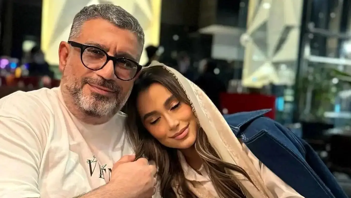 ژست لاکچری دختر مجری ممنوع‌التصویر با لباس‌های برند در یک کافه شیک