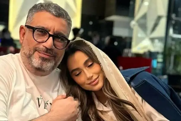 ژست لاکچری دختر مجری ممنوع‌التصویر با لباس‌های برند در یک کافه شیک