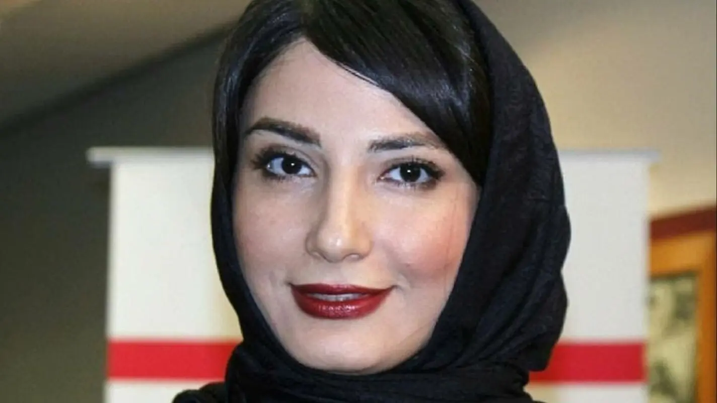 تیپ مونوکروم و زمستانی سمیرا حسن پور با تیشرت کارتونی کنار دریا