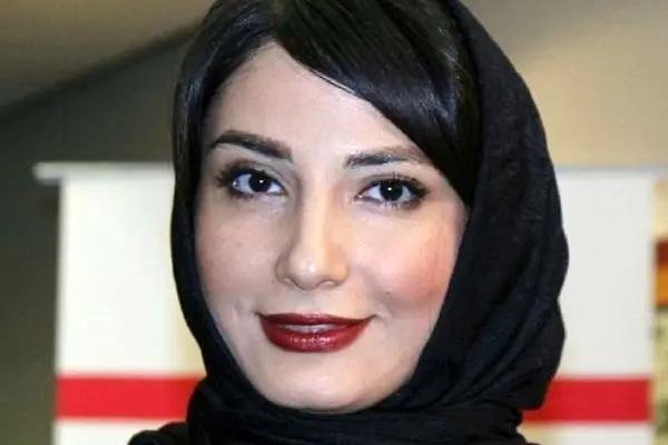 تیپ مونوکروم و زمستانی سمیرا حسن پور با تیشرت کارتونی کنار دریا