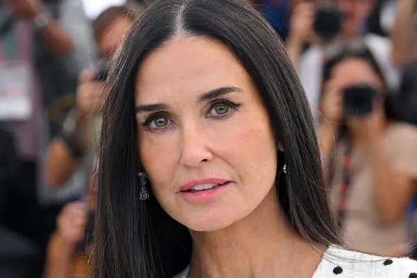 دمی مور در 63 سالگی همچنان می درخشد / استایل ویژه و زیبای خانم بازیگر (عکس)