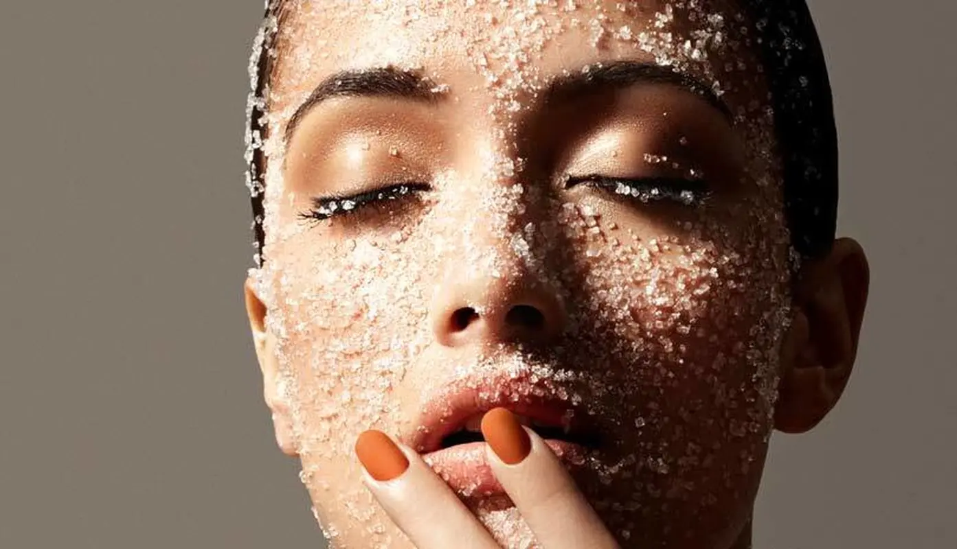 فواید اسکراب پوست چیست؟/این روش جوانسازی کم هزینه را امتحان کنید