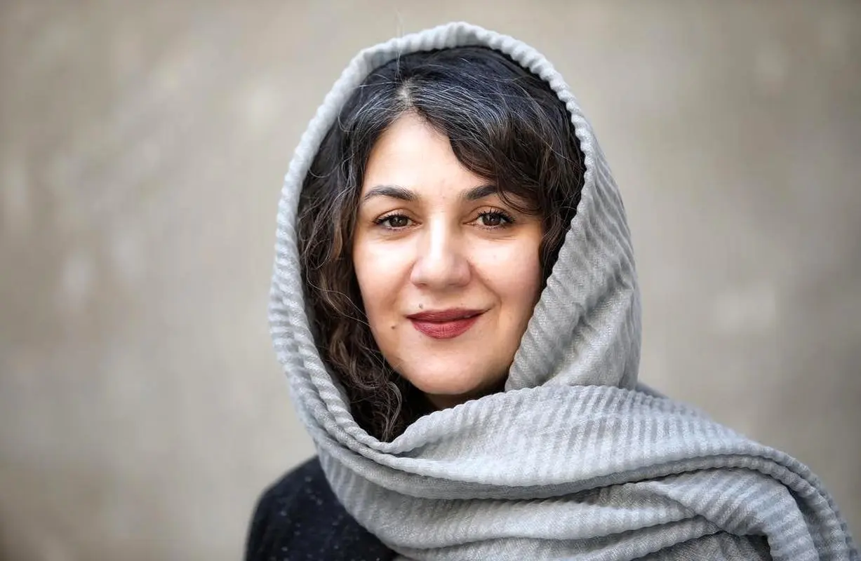 تیپ خواهران اسکندری سوژه شد / لاله‌ و ستاره در مراسم اکران یک فیلم + عکس