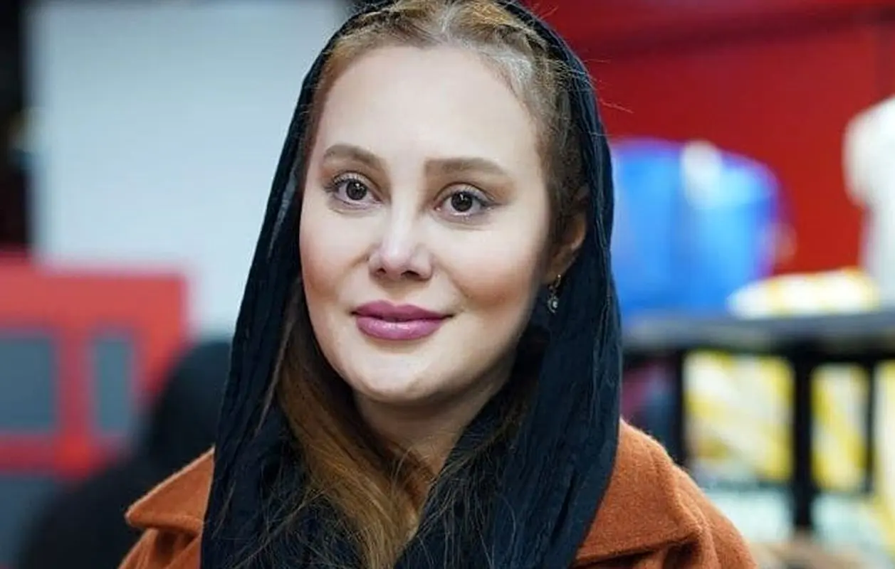 استایل زمستانی عجیب آرام جعفری سوژه شد / تیپ سفید و قرمز خانم بازیگر + عکس