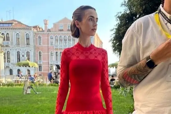 استایل و ژست بازیگر «امیلی در پاریس» برای سال نو (عکس)