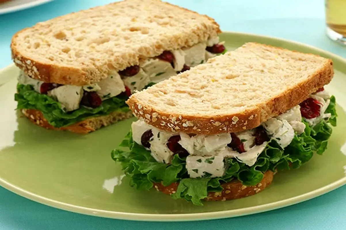 طرز تهیه ساندویچ سالاد مرغ؛ غذای محبوب بچه‌ها