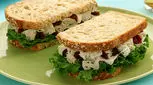 طرز تهیه ساندویچ سالاد مرغ؛ غذای محبوب بچه‌ها