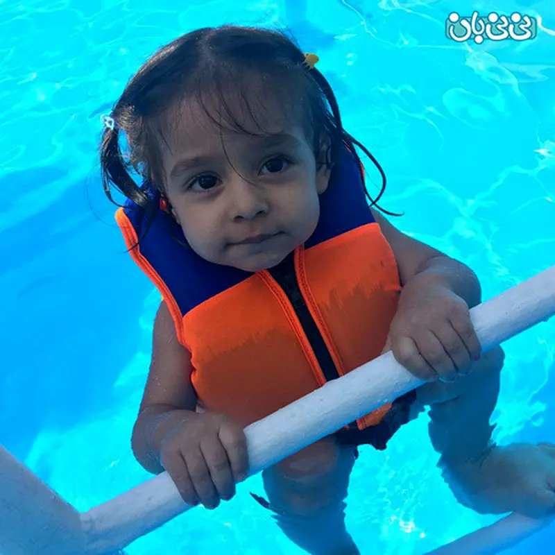 عکس دختر نیما کرمی، داخل استخر
