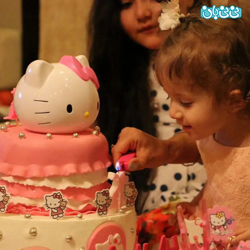 دختر شاهرخ استخری، خیره به شمع تولد! / عکس