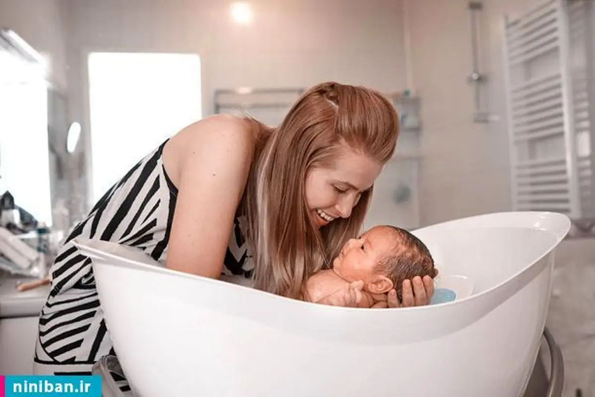 زمان استحمام نوزادان، بند نافش هنوز نیفتاده