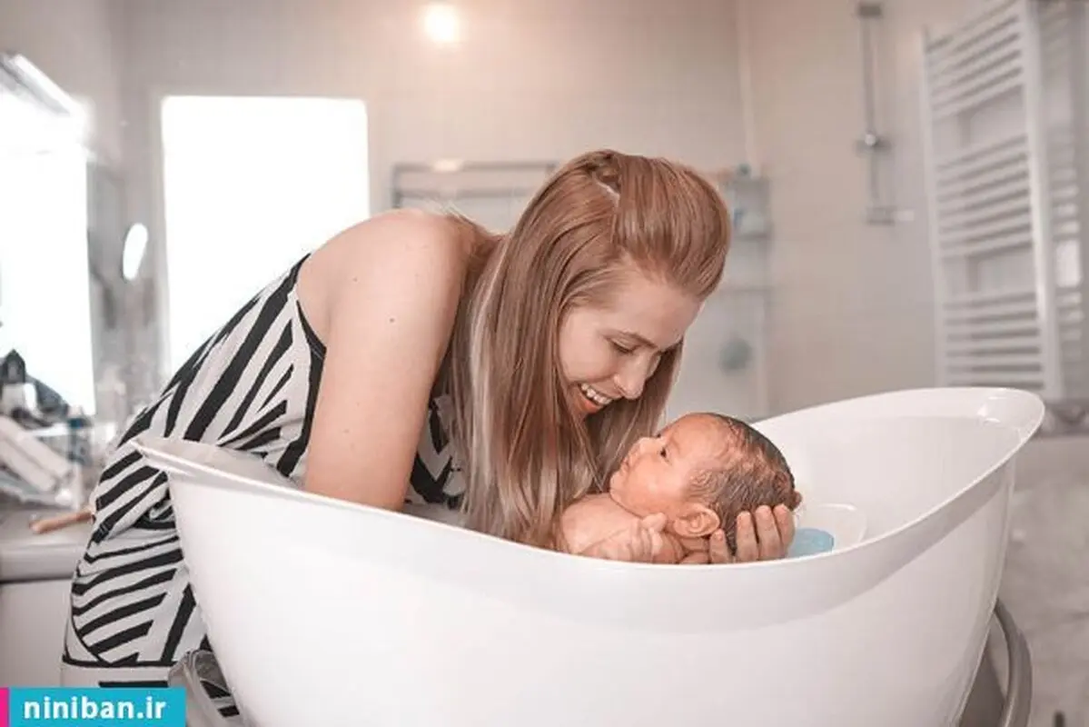 زمان استحمام نوزادان، بند نافش هنوز نیفتاده