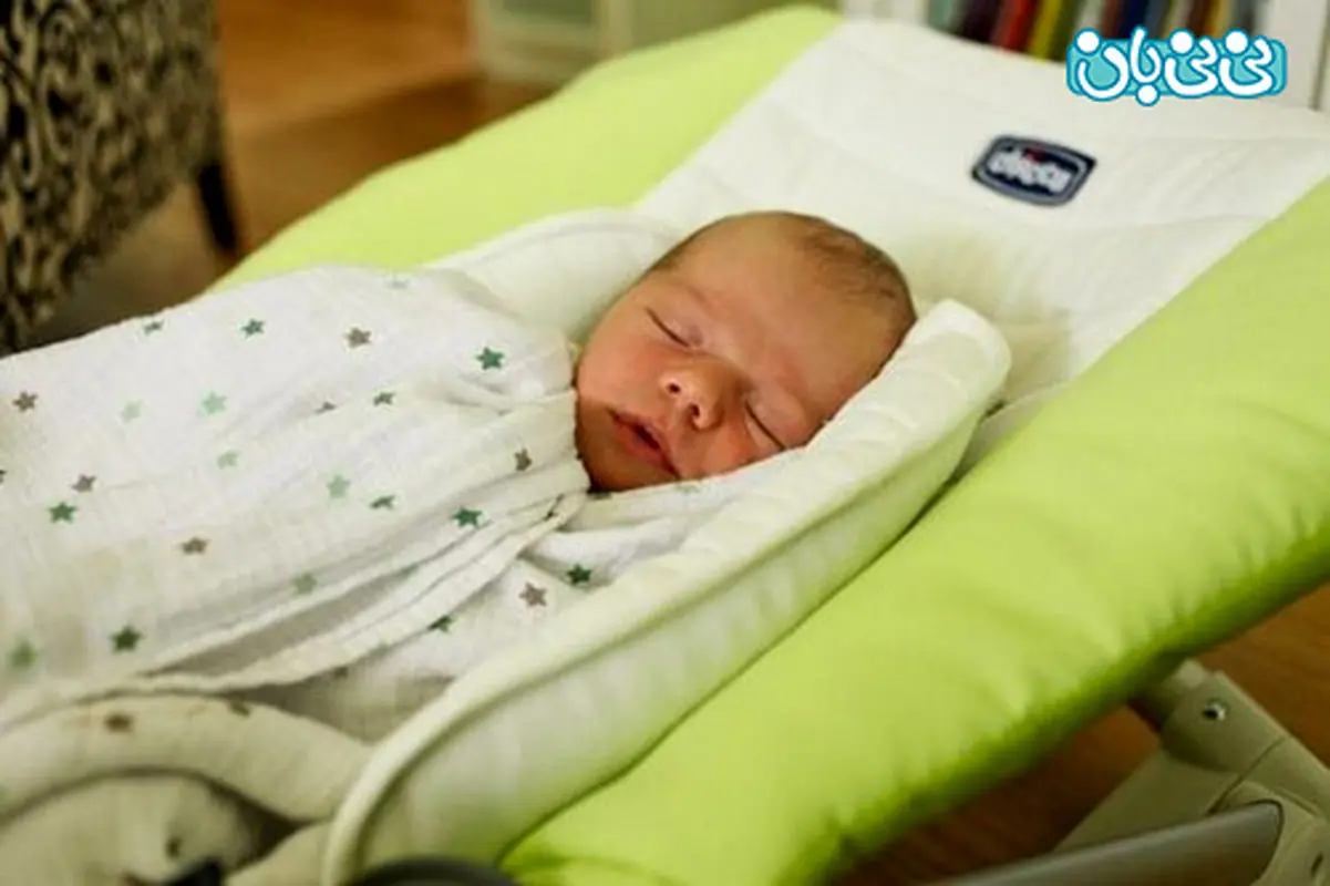 درمان رفلاکس نوزادان، نحوه خوابیدن چطور باشد؟